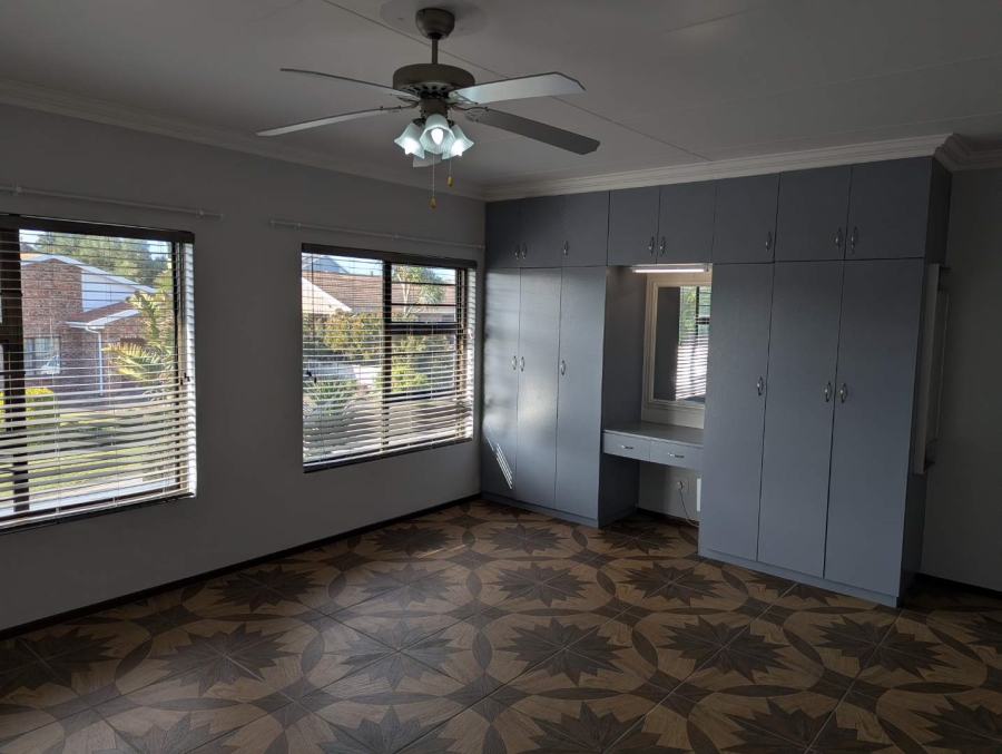 5 Bedroom Property for Sale in Fraaiuitsig Western Cape